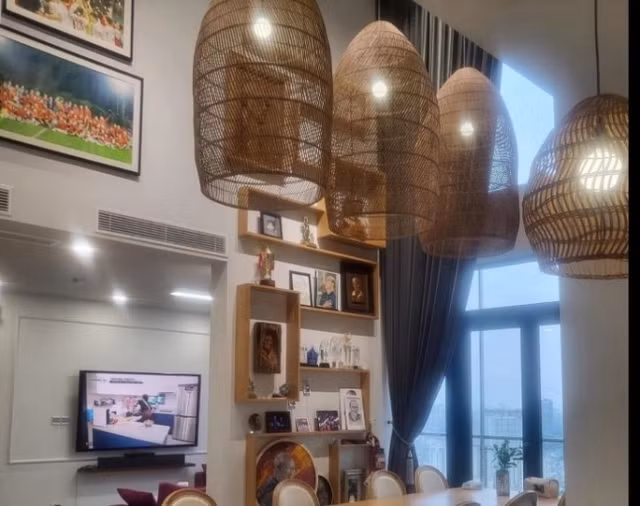 Phòng khách được ông trưng bày nhiều huy chương, huân chương danh giá mà nhà nước Việt Nam trao tặng.