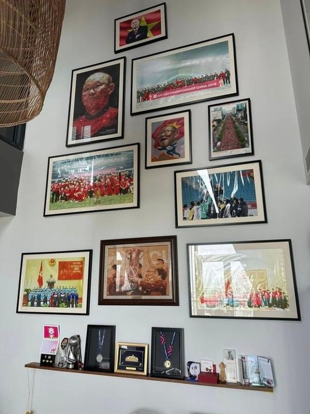 Ông Park Hang Seo sử dụng rất nhiều đồ lưu niệm gắn với sự nghiệp cùng U23 và ĐT Việt Nam để trang trí không gian nhà ở.