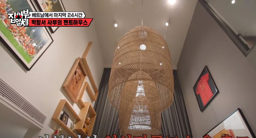 Đèn lồng bằng tre đậm chất Việt Nam được thả từ trên cao xuống.