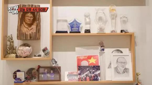 Kệ trang trí đơn giản nhưng gọn gàng.