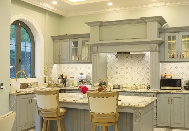 Chiếc bàn đảo dài giúp Thủy Anh thoải mái bày biện đồng thời có tác dụng giấu hết đồ ăn bên trong. Ảnh chụp màn hình