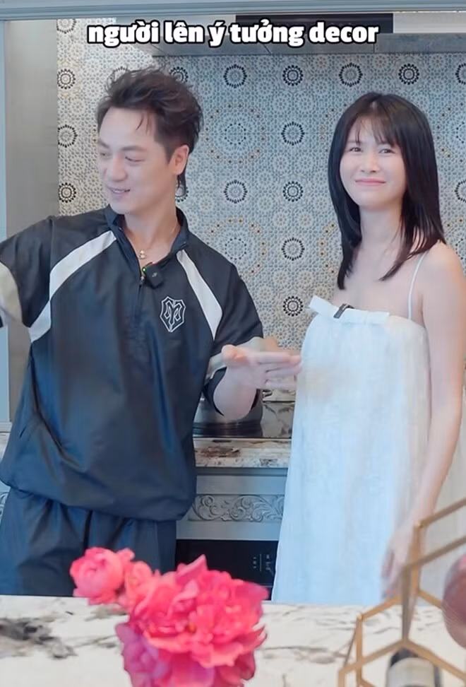 Bà xã Đăng Khôi là chủ nhân của căn bếp cũng là người lên ý tưởng decor cho toàn bộ khu vực này. Ảnh chụp màn hình