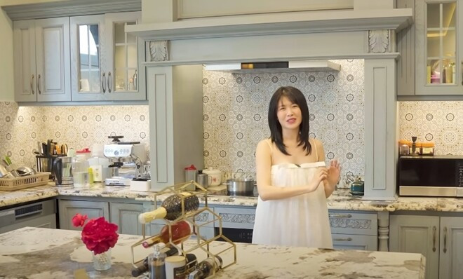 Tổng thể căn bếp có màu xanh xám chủ đạo. Ảnh chụp màn hình