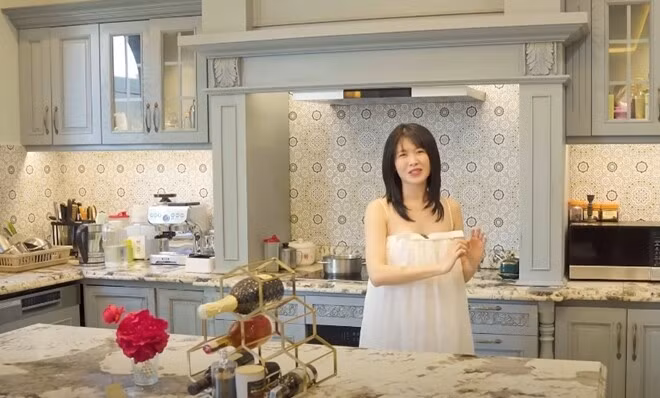 Tổng thể căn bếp có màu xanh xám chủ đạo. Ảnh chụp màn hình