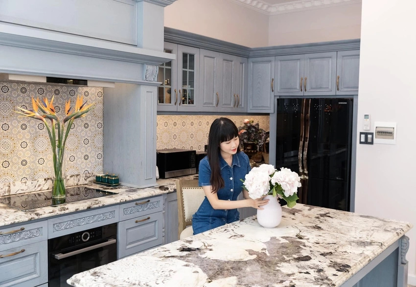 Bà xã Đăng Khôi cùng thường cắm hoa để trang trí cho bếp. Ảnh: FBNV