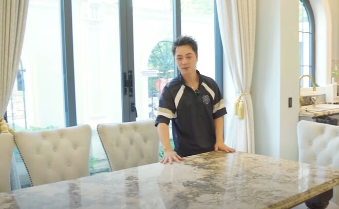 Phòng ăn trong nhà Đăng Khôi có nhiều cửa nên tràn ngập ánh sáng. Ảnh chụp màn hình