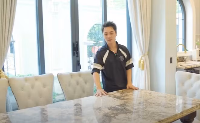 Phòng ăn trong nhà Đăng Khôi có nhiều cửa nên tràn ngập ánh sáng. Ảnh chụp màn hình