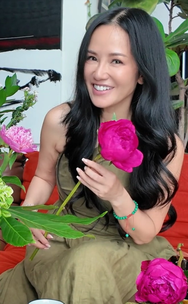 Trong nhà, Hồng Nhung chăm chỉ cắm hoa, cho không gian sống thêm tươi mới.