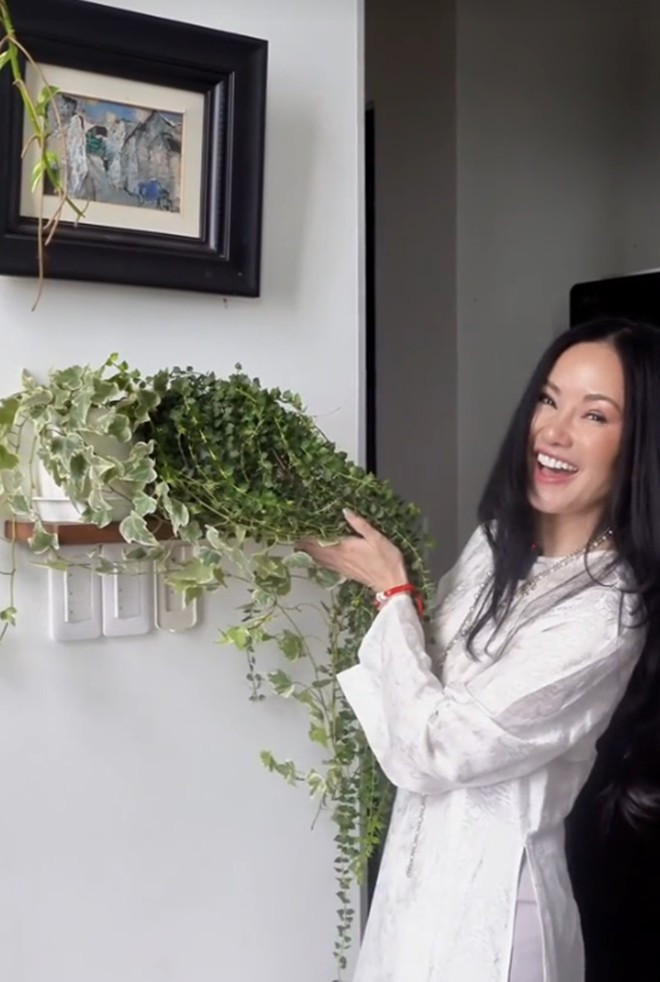 Mới đây, nữ ca sĩ khoe bí kíp che giấu ổ điện tài tình bằng những bụi cây rủ xuống đẹp mắt, cho không gian thêm xanh.