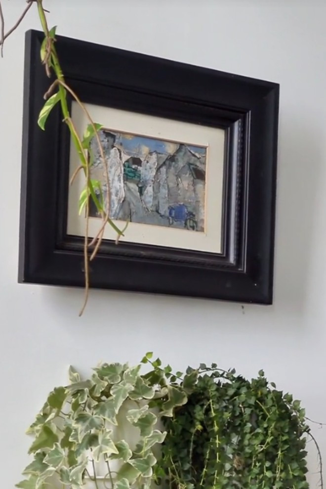 Mảng tường trắng phía trên được nữ ca sĩ trang trí với bức tranh quý.