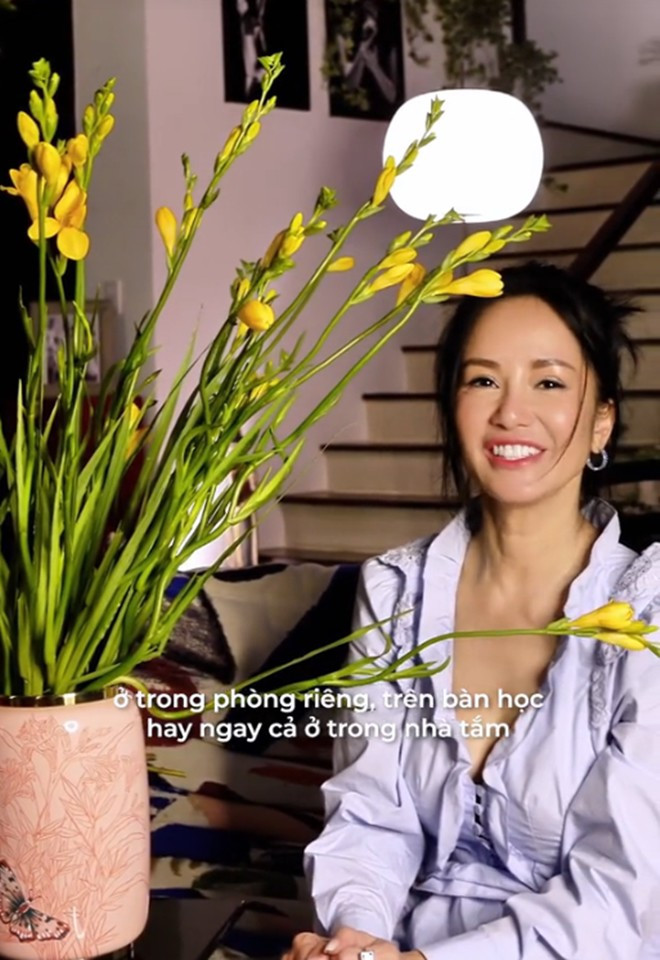 Khắp nơi trong nhà từ phòng riêng, trên bàn học hay nhà tắm đều có hoa tươi.