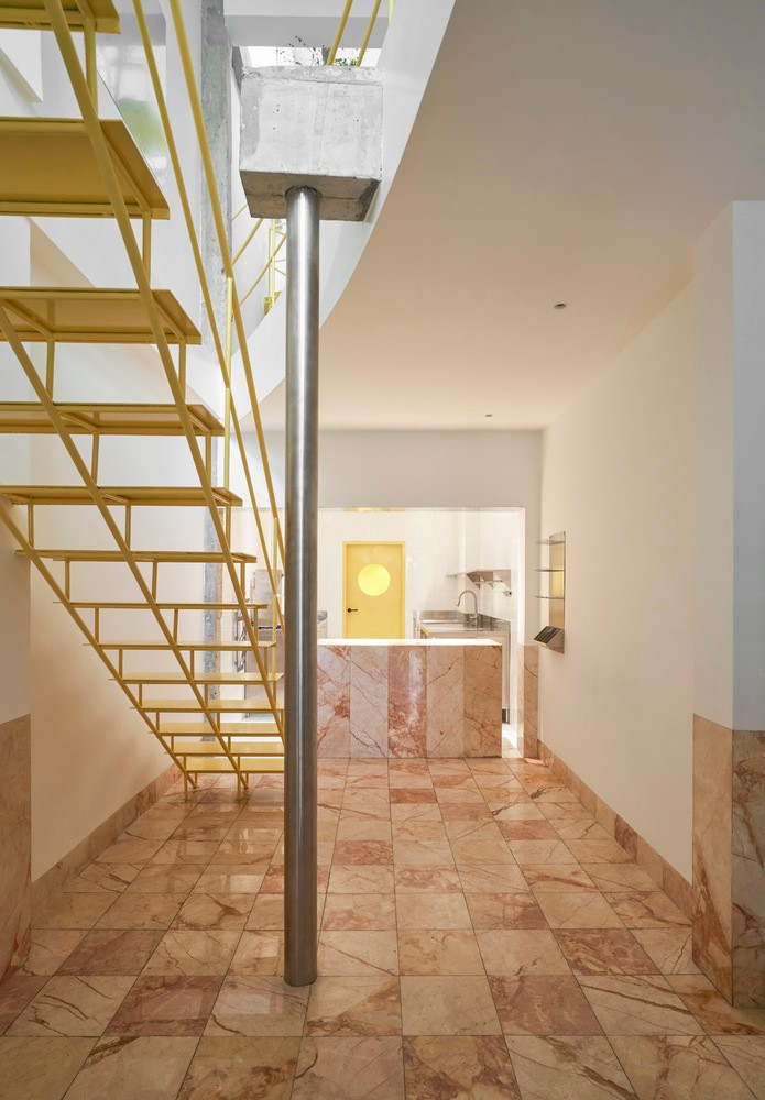 Cầu thang hở bậc như mở rộng không gian sống.