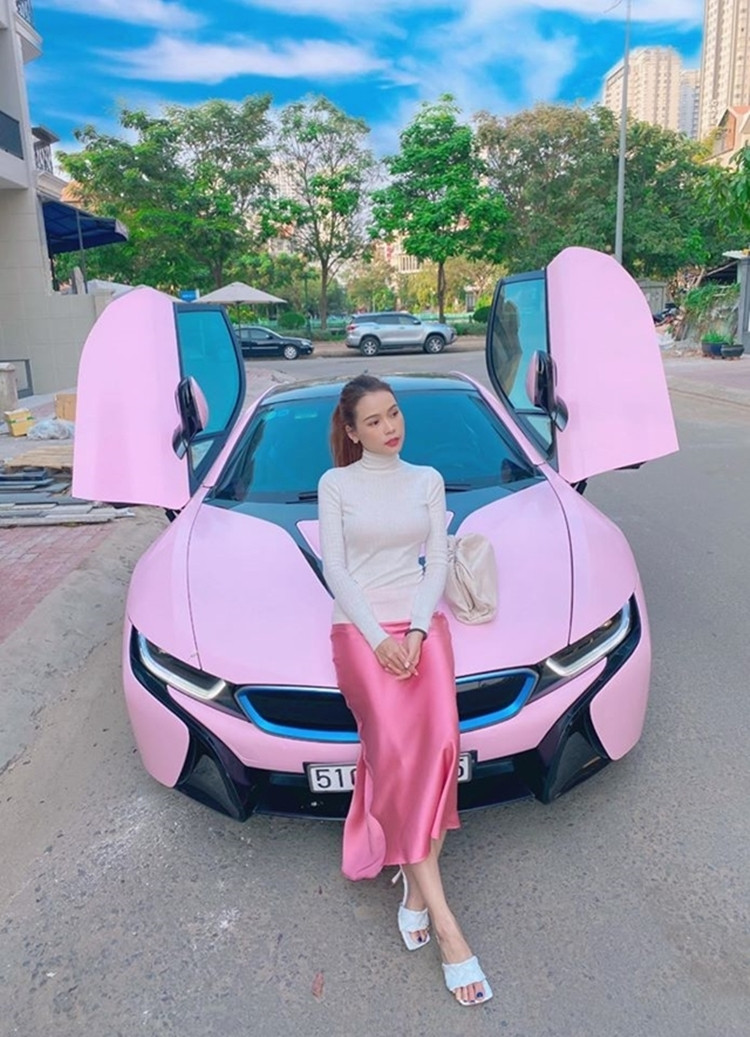 Không chỉ bất động sản, Sam còn mạnh tay tậu dàn xế hộp tiền tỷ.