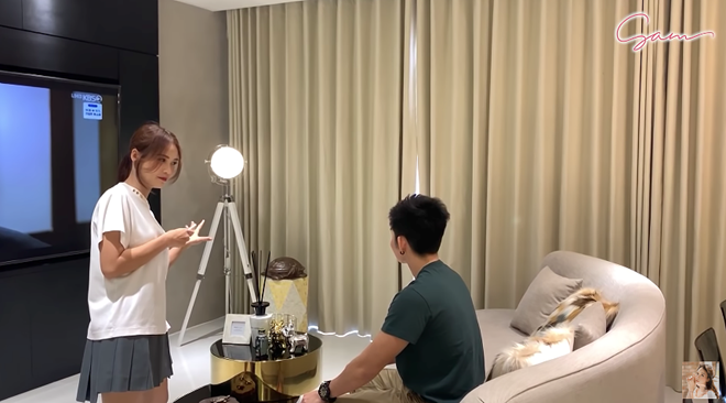 Căn hộ của Sam thiết kế hiện đại và tiện nghi với không gian thông minh có khả năng giấu hết đồ bếp vào trong, chỉ nhấn nút mới hiện ra.