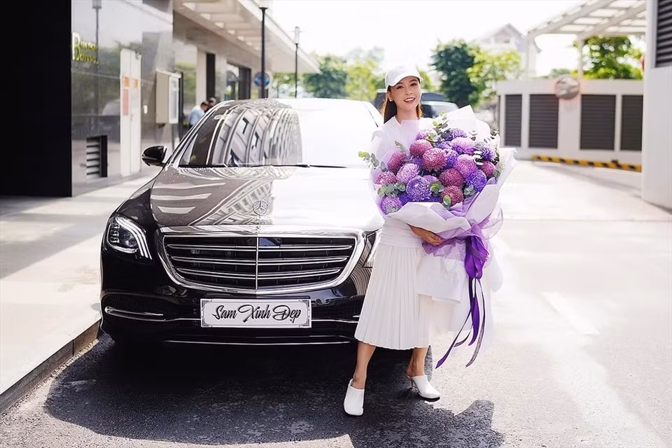 Trong đó phải kể đến như Mercedes-Benz S 450 L Luxury, Mercedes-Benz V 250 Luxury và Toyota Alphard 2020 Luxury hay BMW i8.