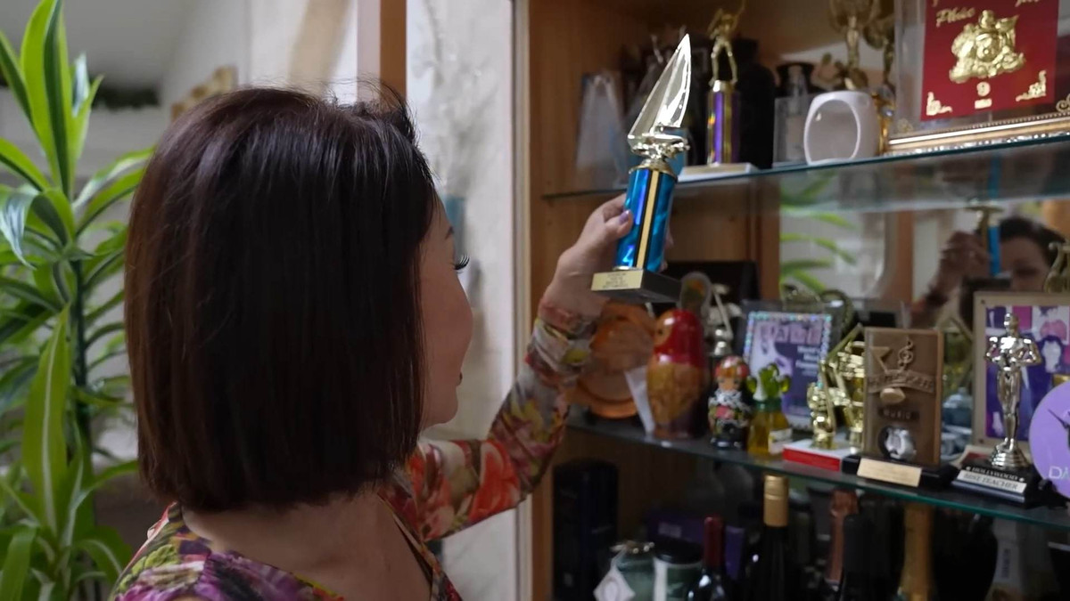 Trong nhà, nữ danh ca dành riêng một khu vực để trưng bày những chiếc cúp được bạn bè tặng khi đi diễn hoặc tham gia các hoạt động thể thao.