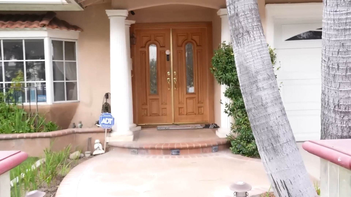 Danh ca Phương Hồng Quế từng được mệnh danh là "tivi chi bảo". Hiện, nữ danh ca đang sống cùng con trai tại một căn biệt thự rộng lớn ở California (Mỹ).