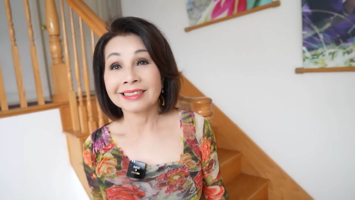 Cầu thang trong nhà bằng gỗ.