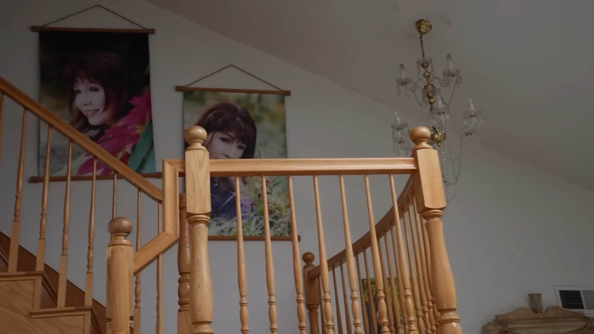 Trên trần phòng khách treo một chiếc đèn chùm nhỏ. Đó là chiếc đèn kiểu cổ xưa được mua tại Tiệp Khắc từ năm 1995.