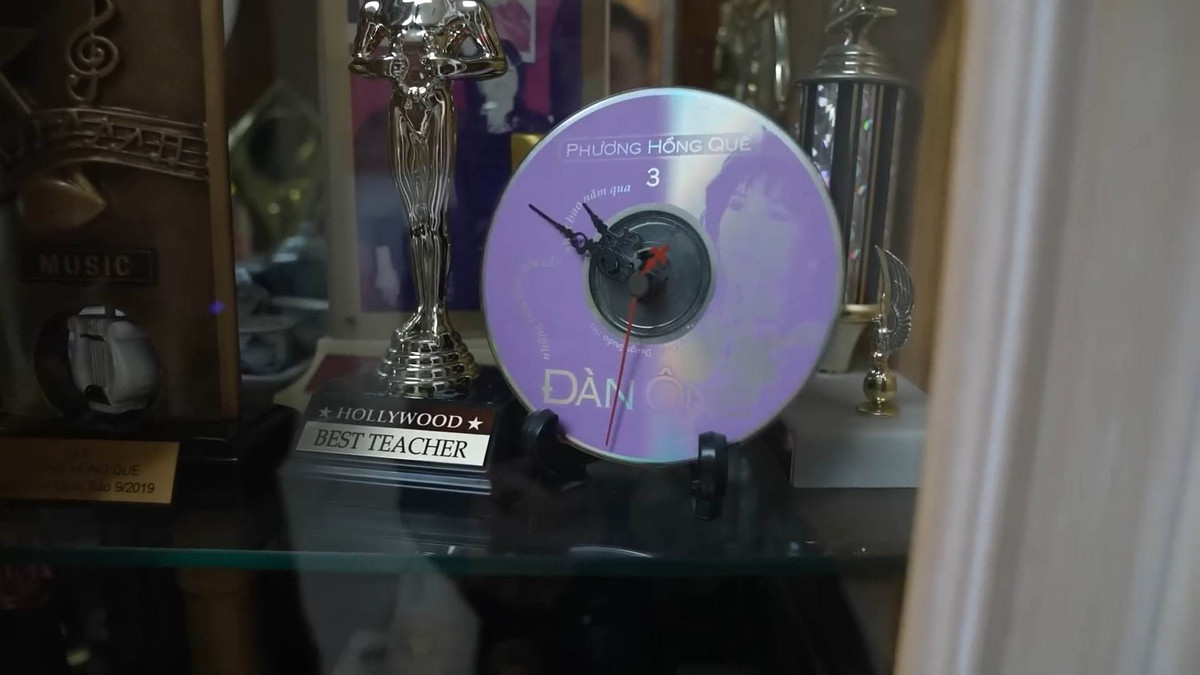 Danh ca Phương Hồng Quế cũng giữ lại những chiếc đĩa CD.