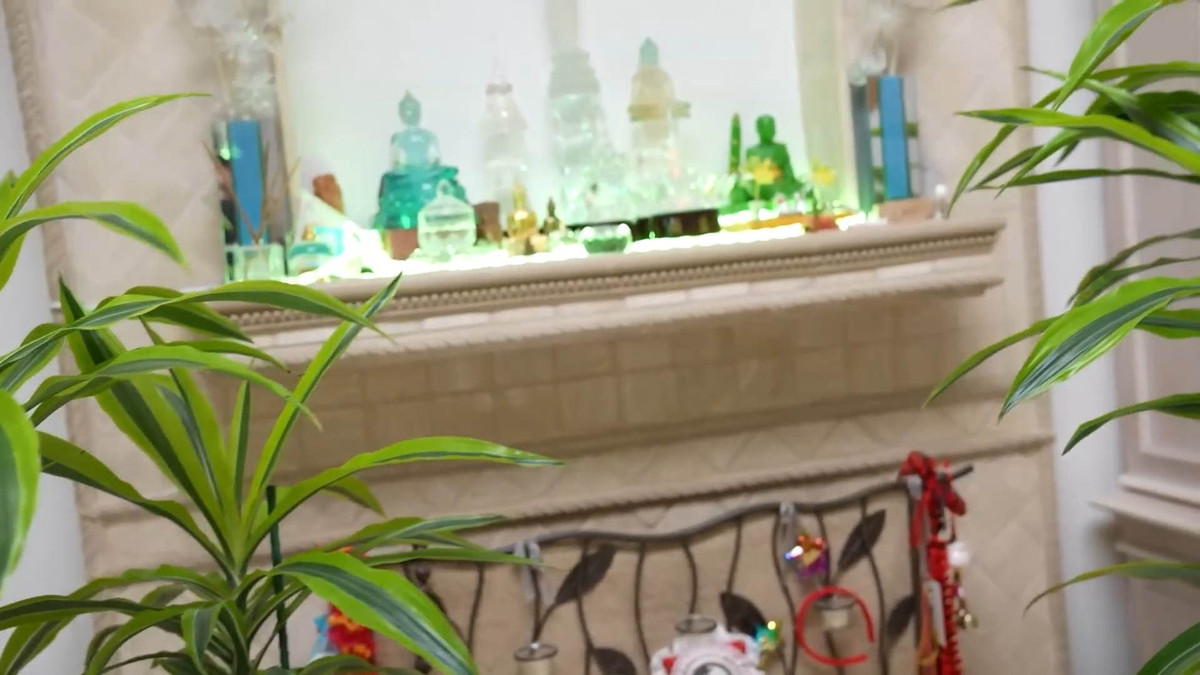 Một góc riêng dành cho những bức tượng Phật được danh ca Phương Hồng Quế sưu tầm trong nhiều năm.