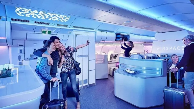 Khu vực lối vào của máy bay A330neo mang đến trải nghiệm chào đón độc đáo. Các tấm trần mới với các hoa văn có thể tùy chỉnh, kết hợp với hệ thống đèn LED đủ màu sắc. Ảnh: Airbus