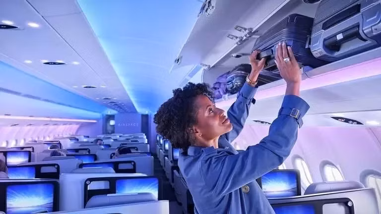 Kho chứa hành lý trên cao hoàn toàn mới của A330neo lấy cảm hứng từ máy bay A350 nhưng lớn hơn đáng kể. Ảnh: Airbus