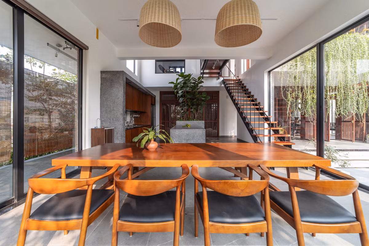 Để tăng sự kết nối và tương tác giữa các thành viên trong gia đình, khu vực bếp và cây xanh được đặt ở trung tâm của trục chức năng phụ. Ảnh: Hoang Le