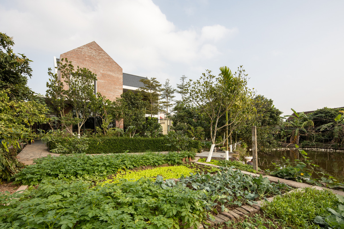 Cùng với quá trình hiện đại hóa, kiến trúc nhà 1 tầng kiểu nông thôn truyền thống với mái dốc hầu như không còn thấy xuất hiện trong làng quê. Ảnh: Hoang Le