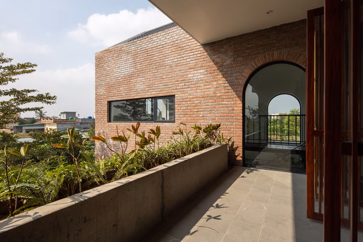 Khối màu trắng chính nằm trên cùng một vị trí với ngôi nhà cũ. Khối gạch đỏ độc đáo với khả năng xoay theo chiều dọc. Ảnh: Hoang Le