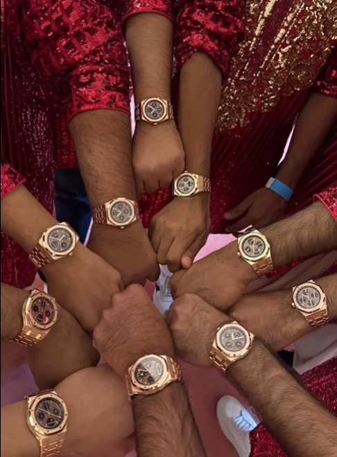 Đáng chú ý, để cảm ơn 25 khách VIP, trong đó có 10 phù rể, Anant Ambani tặng mỗi người đồng hồ Audemars Piguet trị giá hơn 6 tỷ đồng. Ảnh: Instagram Theindianhorology