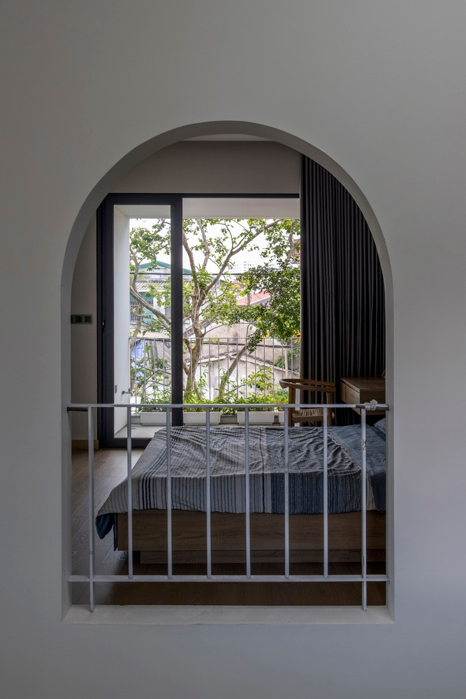 Cổng vòm cách điệu tạo điểm nhấn cho căn nhà.