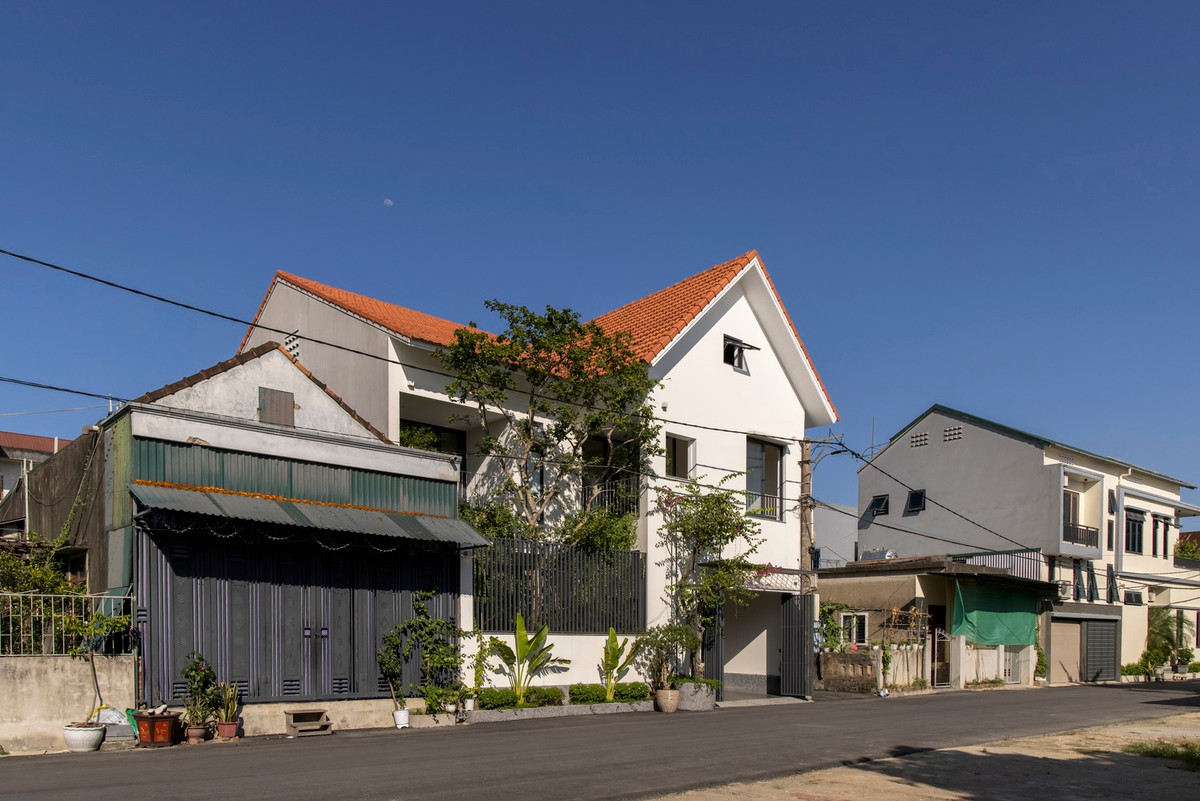 Bài toán đặt ra cho kiến trúc sư là làm thế nào để vẫn giữ được kiến trúc căn nhà cũ vừa xử lý công năng hiệu quả.