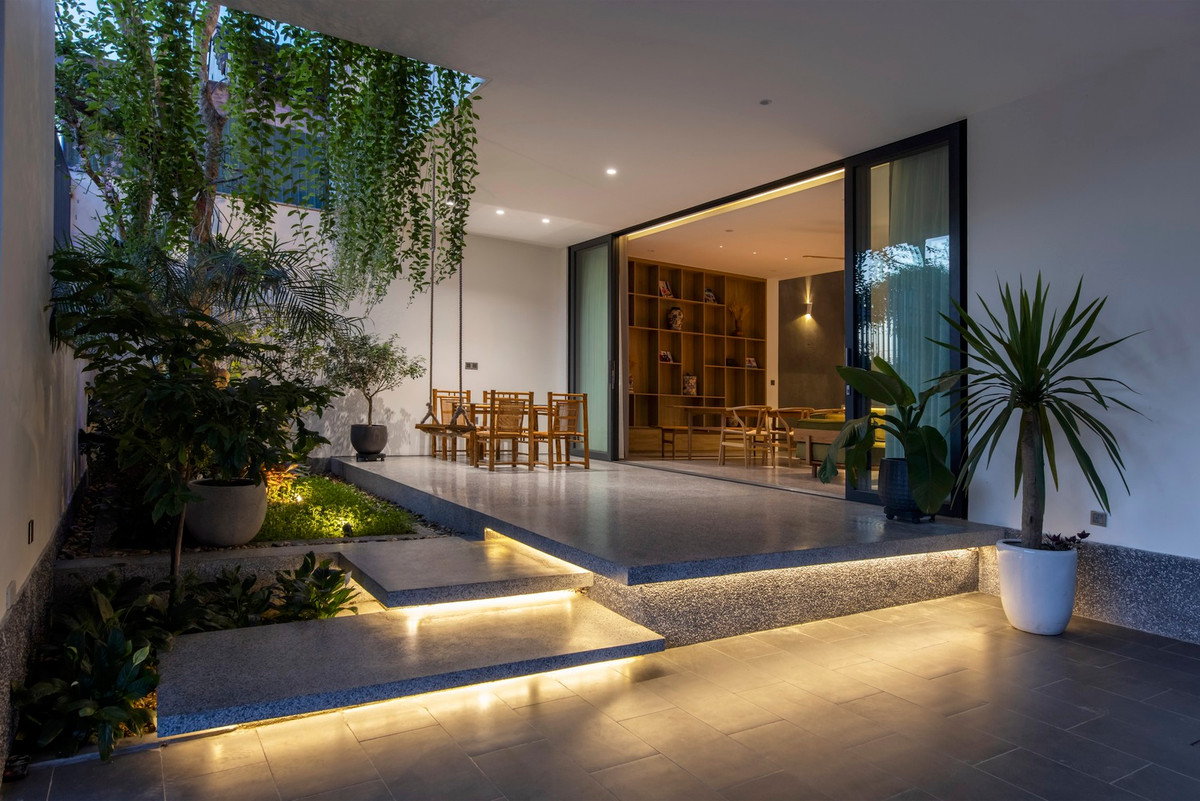 Theo đó, nhóm kiến trúc sư đề xuất đưa vào nhà các khoảng mở thông thoáng như cầu thang mở, hành lang rộng.