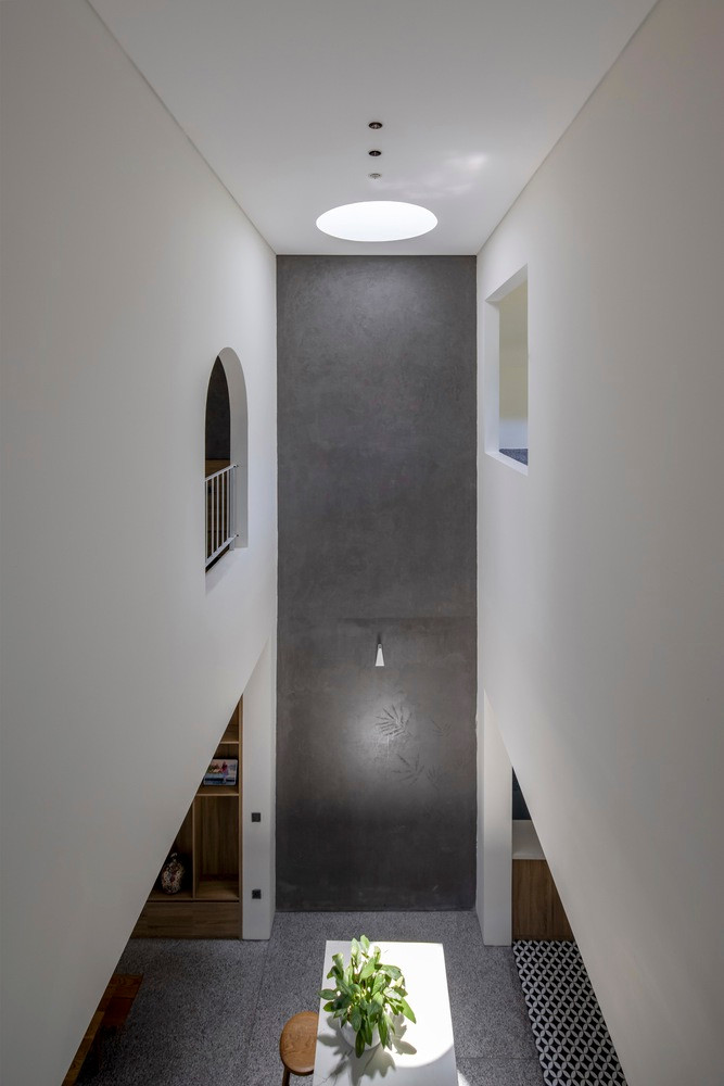 Giếng trời nhỏ trên mái tạo hiệu ứng thị giác đẹp mắt.