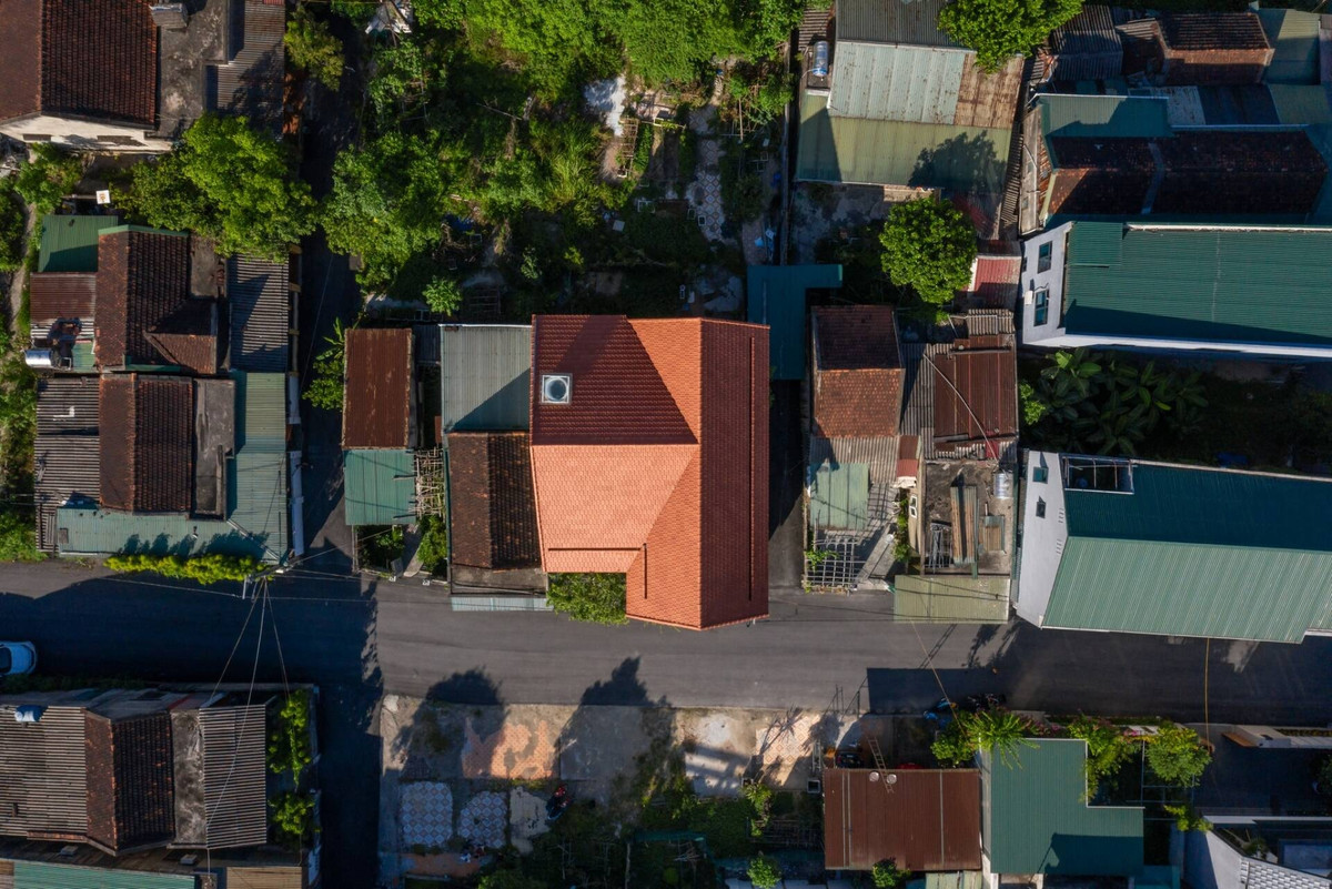 Ngôi nhà ngói đỏ mang diện mạo vừa mới mẻ vừa xưa cũ, mang một màu sắc mới lạ so với các công trình xung quanh.