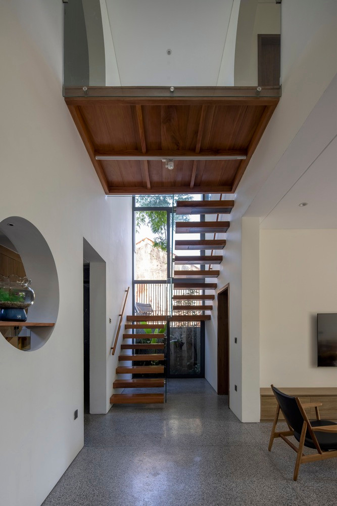 Sử dụng tường kính thay cho tường gạch kín là cách đưa thêm ánh sáng vào bên trong.