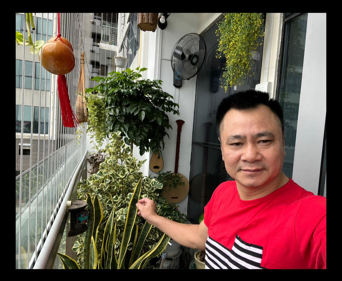 Trước đây, vợ chồng Tự Long - Minh Nguyệt sống trong căn chung cư có diện tích nhỏ. Khi đón thêm thành viên thứ ba, nghệ sĩ Tự Long quyết định chuyển sang nơi sống rộng rãi, khang trang hơn.