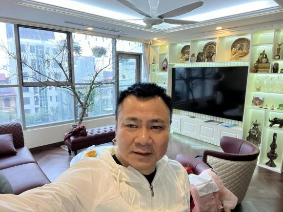 Dịp Tết năm ngoái, "Táo mạng" Tự Long khoe cành đào lớn đặt trong phòng khách.