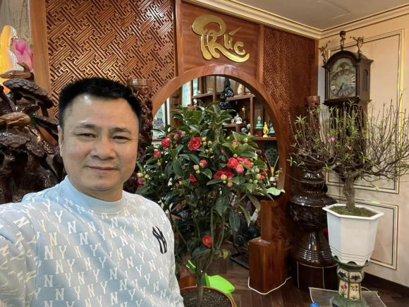 NSND Tự Long cũng tậu thêm một chậu hoa trà xinh xắn.