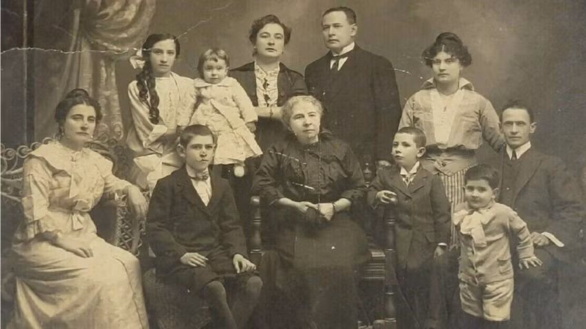 Dù có tầm ảnh hưởng rộng khắp và sở hữu khối tài sản khổng lồ song gia tộc Rothschild sống kín tiếng và có nhiều bí mật gây tò mò. Ảnh: Business2community