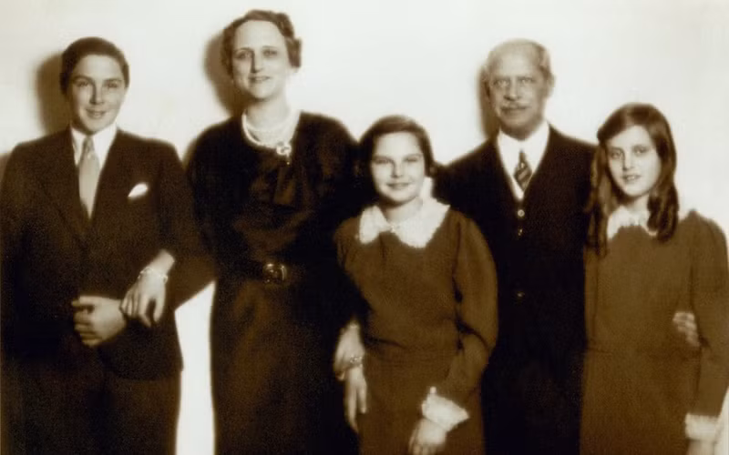 Trước khi qua đời vào năm 1812, Mayer Rothschild đưa ra nhiều quy định nghiêm ngặt đối với con cháu về cách quản lý tài sản gia đình. Nhờ đó, những người con cháu giỏi giang của gia tộc vẫn tiếp tục gây dựng khối tài sản của riêng mình. Ảnh: Getty