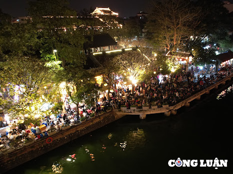 Pho co Hoa Lu – dia diem du lich hap dan ve dem khong the bo qua-Hinh-2