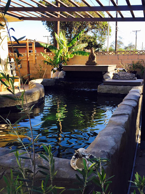 Khi có thời gian rảnh rỗi, nam ca sĩ tự đi mua đồ sửa sang, làm mái hiên cho vườn. Ảnh: Ngoisao