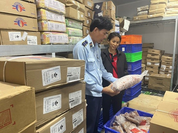 Cẩn trọng với thực phẩm đông lạnh không rõ nguồn gốc - Hình 2 Can trong voi thuc pham dong lanh khong ro nguon goc-Hinh-2