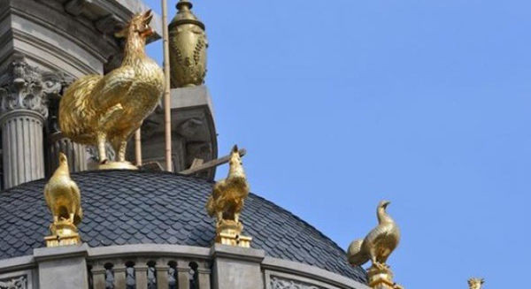 Đại gia "sắt vụn" gắn 6 con gà trên nóc biệt thự ở Cầu Giấy (Hà Nội) thu hút sự chú ý của người qua đường. Ảnh: Vietnamnet