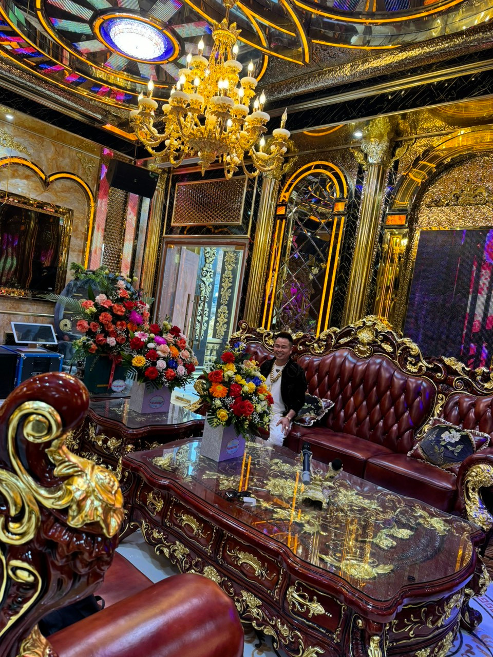 Những chi tiết dát vàng 24K và vàng công nghiệp khiến căn biệt thự thêm phần lộng lẫy và nổi bật. Ảnh: FBNV