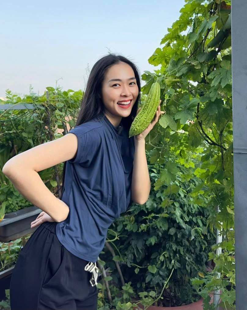 Nữ diễn viên hào hứng chụp ảnh cùng giàn mướp đắng.
