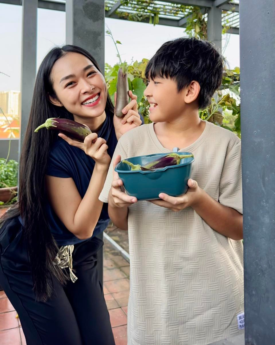 Diệp Bảo Ngọc cùng con trai hái mướp đắng, cà tím, mận...