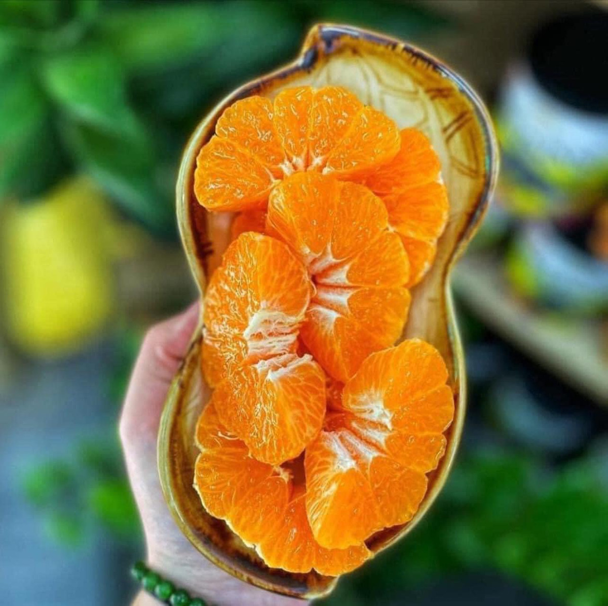 Theo giới thiệu của cửa hàng, loại quýt này có vò màu cam đậm đẹp mắt, tép căng mọng vàng ruộm. Ảnh: Facebook